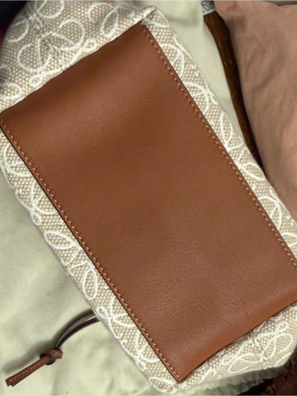 Loewe Cubi
Beige Canvas Shoulder Bag with Brown Leather Trim - Picture 3 of 5
